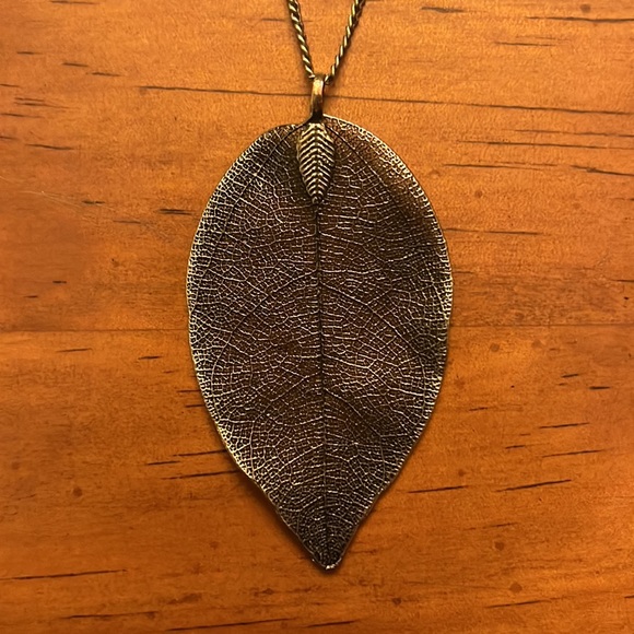 Silver colored leaf necklace detailed leaf pendant. - Picture 2 of 2